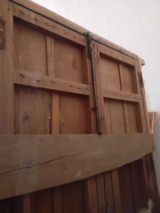 Puerta doble madera con postigo
