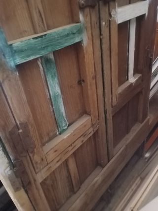 Puerta doble madera con postigo