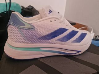 Deportivas Adidas Adizero Blancas y Azules.