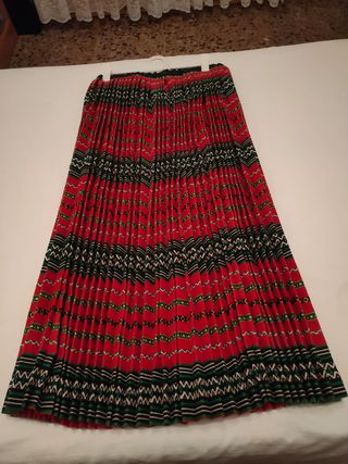 Falda regional plisada