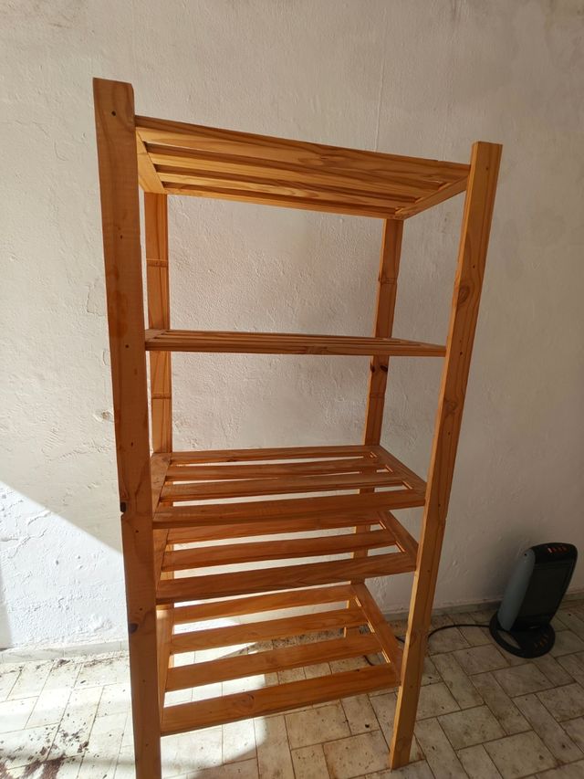 Estantería de madera