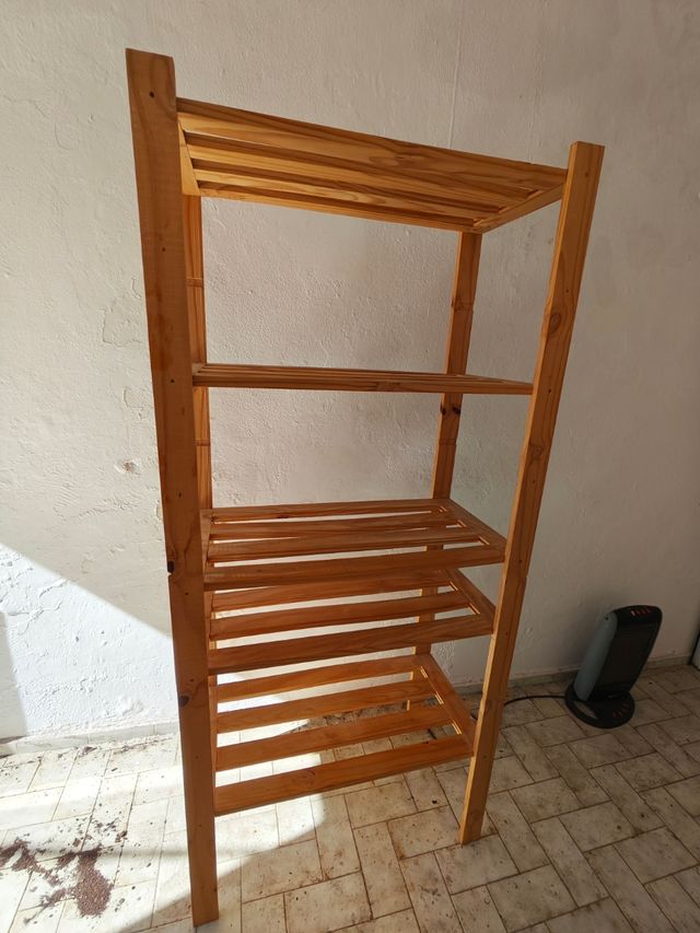 Estantería de madera
