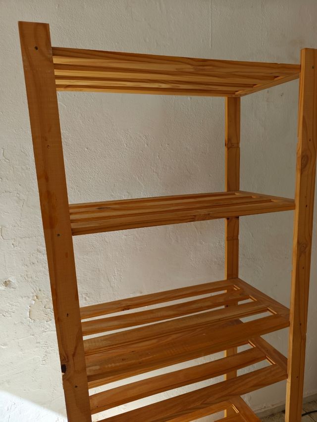 Estantería de madera