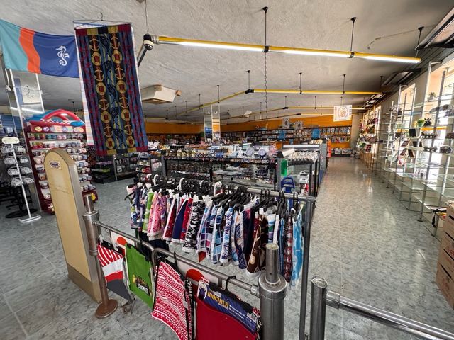 Se vende todo el contenido de tienda de souvenir