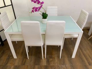 Mesa de comedor de cristal con 6 sillas blancas