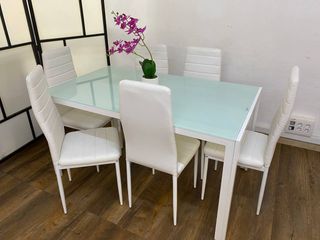 Mesa de comedor de cristal con 6 sillas blancas