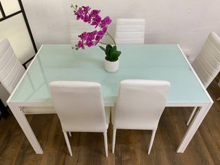 Mesa de comedor de cristal con 6 sillas blancas