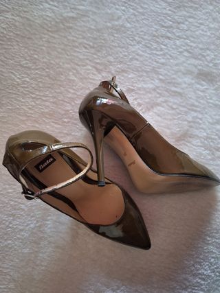 Zapatos verdes de tacón Bata