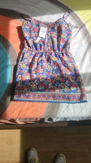 Vestido floral con etiqueta
