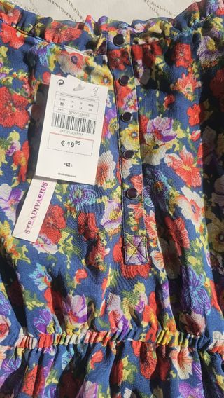 Vestido floral con etiqueta