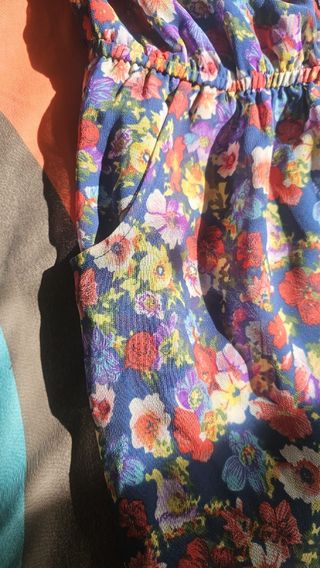 Vestido floral con etiqueta