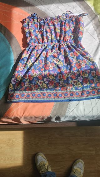 Vestido floral con etiqueta