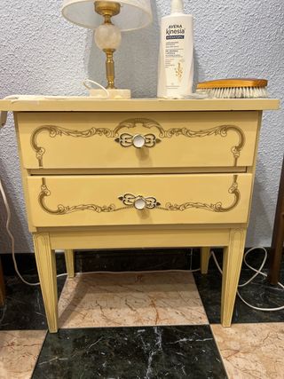 Mesilla auxiliar vintage dorada y amarilla