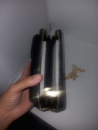 Bolso tipo cartera con cadena dorada