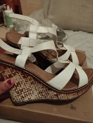 Cuñas blancas y beige