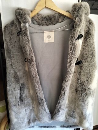Chaleco Zara pelo gris y blanco