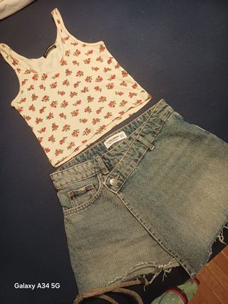 Conjunto top floral y falda pantalón vaquera