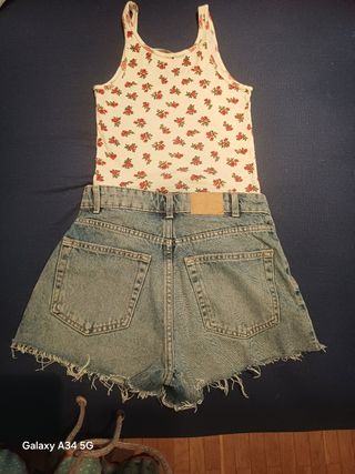 Conjunto top floral y falda pantalón vaquera