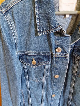 Chaqueta vaquera oversize de Zara.