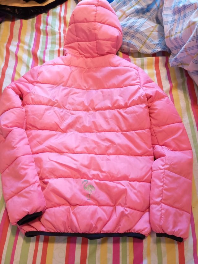 Plumífero rosa con capucha