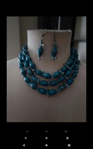 Collar y pendientes azul petróleo