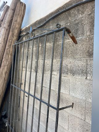 2 Reja grande de hierro forjado
