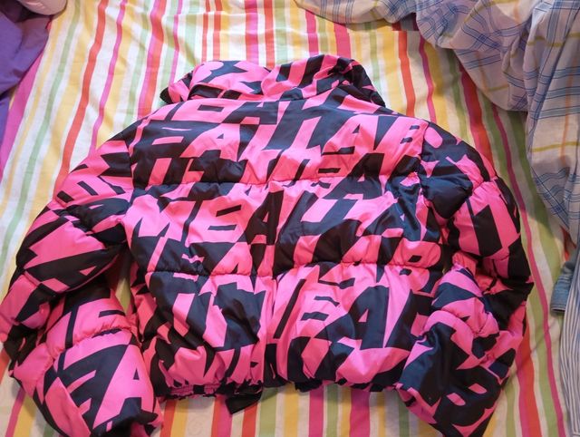 Plumífero rosa y negro estampado