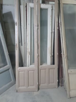 Puertas antiguas de madera y cristal