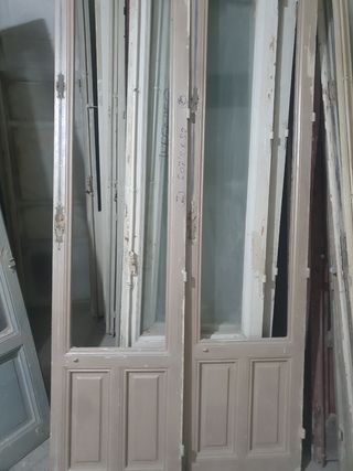 Puertas antiguas de madera y cristal