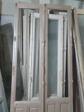 Puertas antiguas de madera y cristal