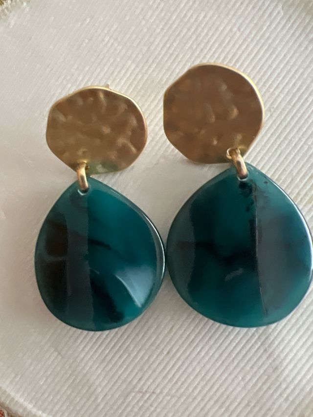 Pendientes dorados con gota verde