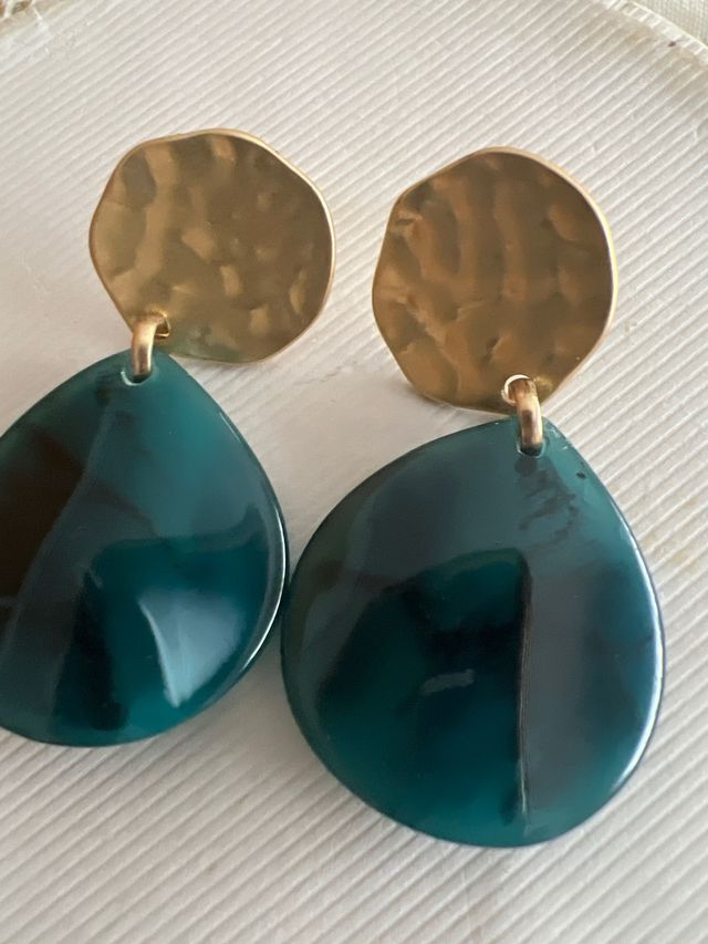 Pendientes dorados con gota verde