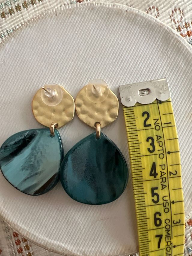 Pendientes dorados con gota verde