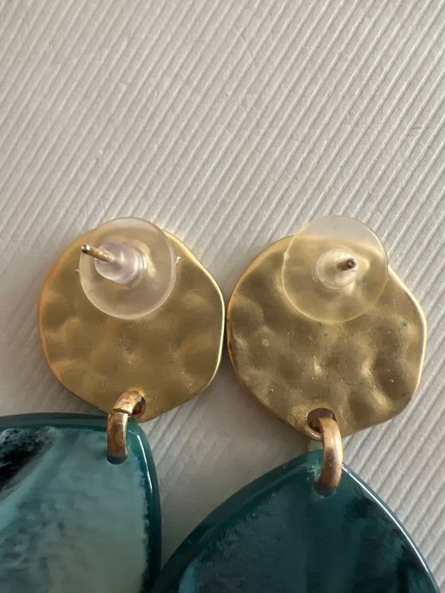 Pendientes dorados con gota verde