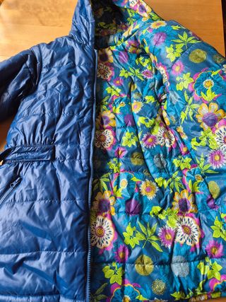 Chaqueta acolchada azul reversible con capucha