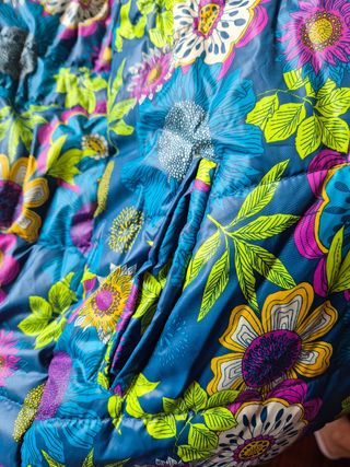 Chaqueta acolchada azul reversible con capucha