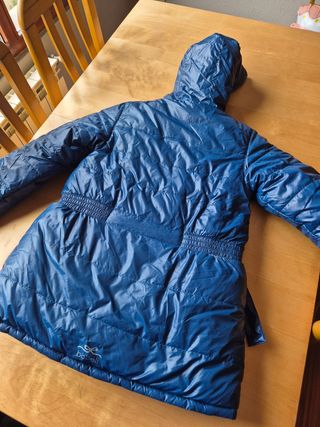 Chaqueta acolchada azul reversible con capucha