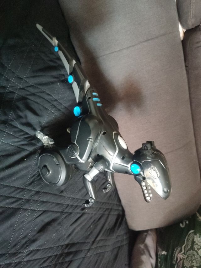 Dinosaurio Juguete Negro con Luces Azules