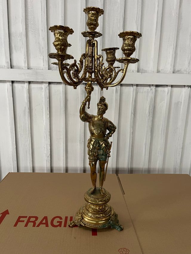 Candelabro de latón antiguo