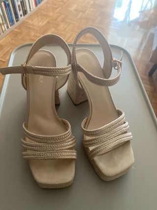 Sandalias de tacón beige trenzadas