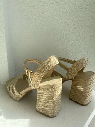 Sandalias de tacón beige trenzadas