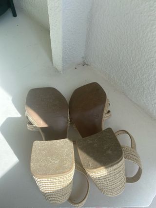 Sandalias de tacón beige trenzadas