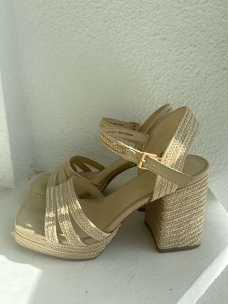 Sandalias de tacón beige trenzadas