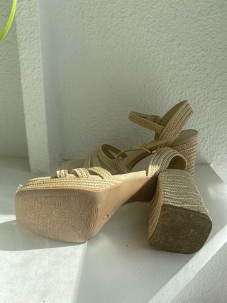 Sandalias de tacón beige trenzadas