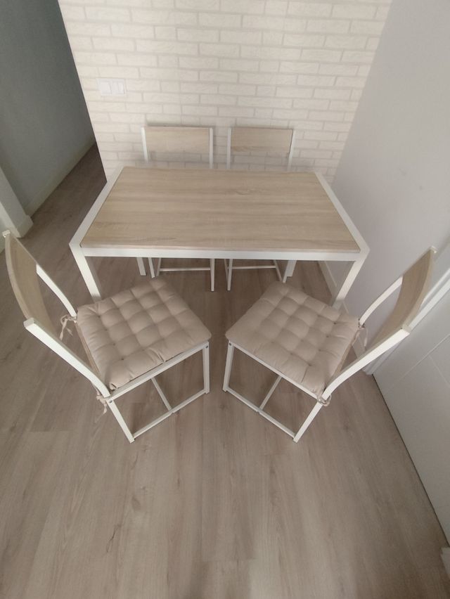 Mesa y 4 sillas comedor/cocina