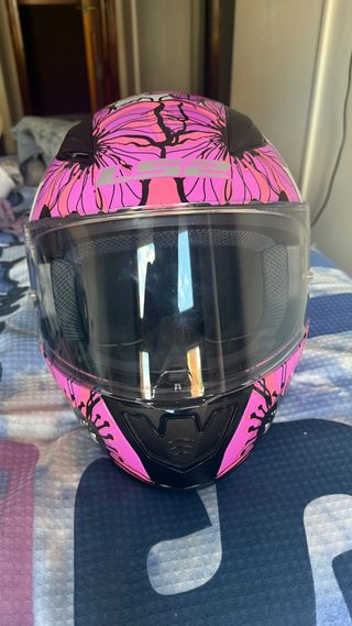Casco Moto Flores Rosas Talla S pesa entre 1 y 2kg