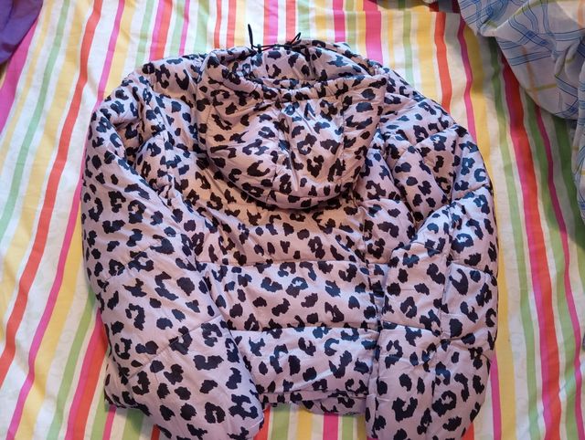 Plumífero estampado leopardo.