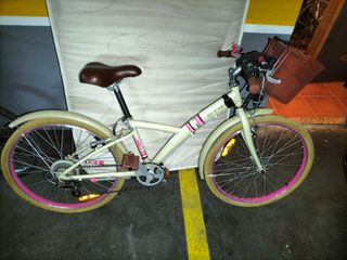 Bicicleta infantil color crema con cesta