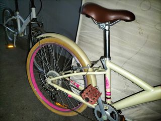 Bicicleta infantil color crema con cesta