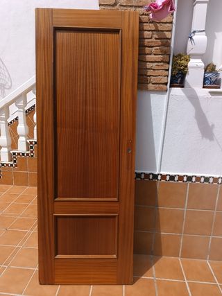 Puerta madera caoba con manilla
